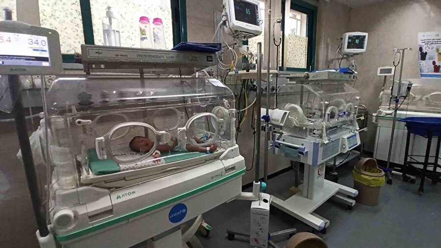 Gazze Şeridi’ne yakıt tedarikine izin vermemesi, insanî krizi giderek derinleştiriyor. Şeridin en büyük tıbbi tesisi ve merkezi hastanesi olan Şifa Hastanesi’nde elektrikle çalışan kuvözlerde bulunan 120’den fazla prematüre bebeğin yakıt sıkıntısı nedeniyle ölüm riskiyle karşı karşıya.