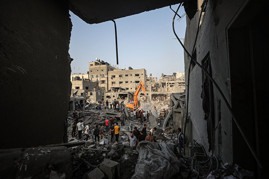 Gazze'de yıkılan yapılar, molozların altından çıkarılmayı bekleyen naaşlarla dolu...