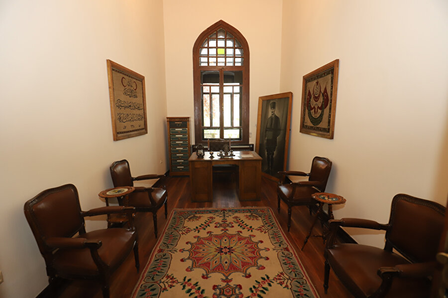 Döneminde Meclis Başkanı odası olan bu oda, Ulu Önder Mustafa Kemal Atatürk’ün çalışma odası ve aynı zamanda yaver odası olarak kullanılıyor. Günümüzde odada Mustafa Kemal Atatürk tarafından kullanılan şahsi eşyalar sergileniyor. 