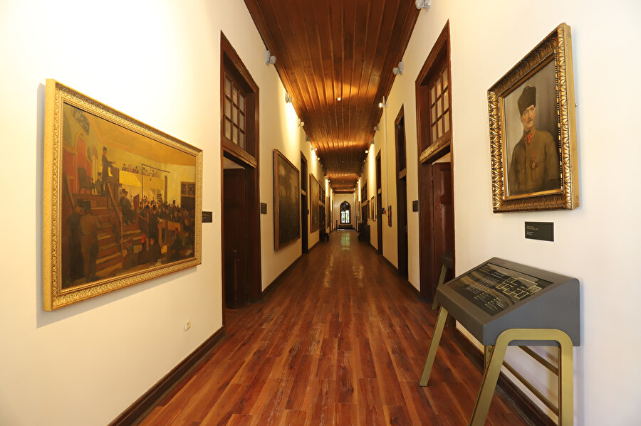 Günümüzde koridorun sağ ve sol duvarlarında; Cumhuriyet Dönemi ressamlarının yağlı boya tabloları ile Genel Kurul Salonu’ndaki oturumu gösteren fotoğraflar sergileniyor. 