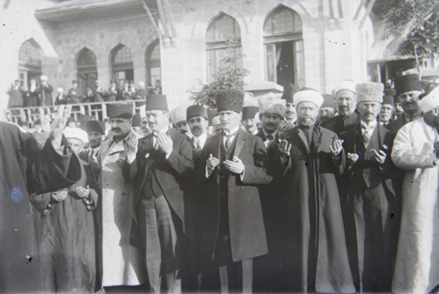 Türkiye Büyük Millet Meclisi önünde dua. 