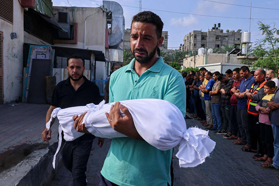 Gazze'de 3 haftayı aşkın süredir devam eden İsrail saldırılarında, 2019'dan bu yana yıllık toplamdan daha fazla çocuk hayatını kaybetti.