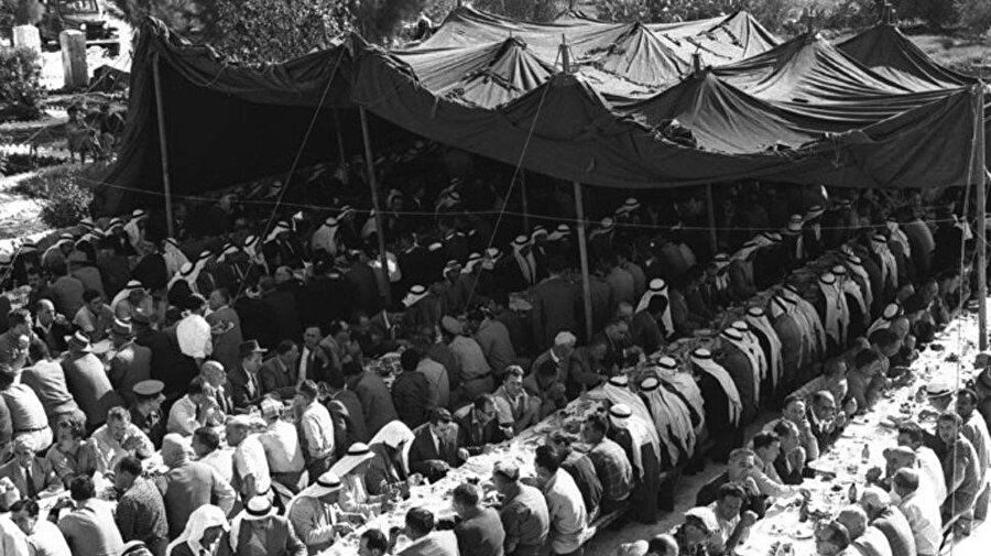Kafr Kasım'daki köylüler, Kasım 1957'de hükümet ve ordu tarafından kendilerine dayatılan “sulha”yı (geleneksel uzlaşma töreni) kabul etmek zorunda bırakılmışlardı.