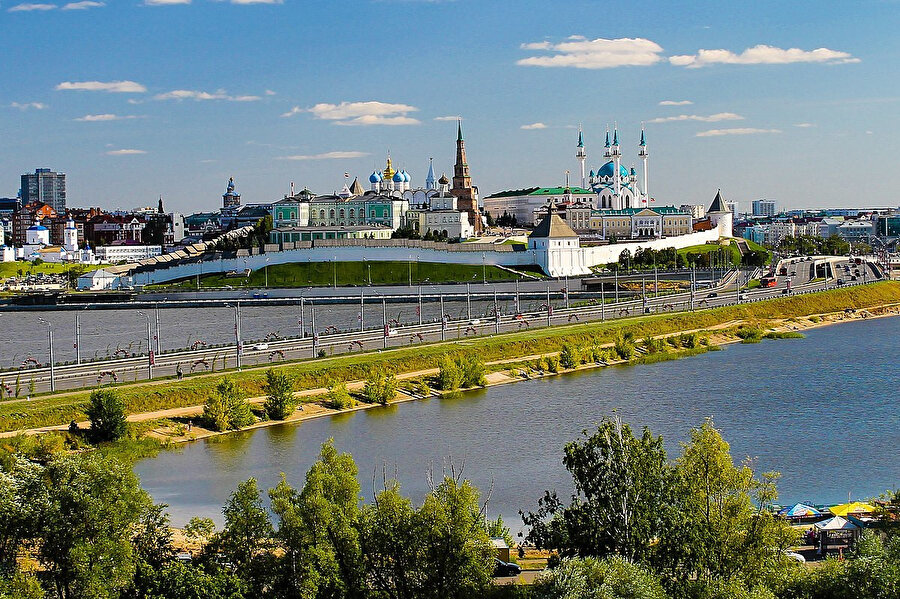 Kazan Kremlini, Tataristan'ın Kazan şehrinde bulunan tarihî kaledir. Kazan hanlarının eski kale kalıntıları üzerine Korkunç Ivan'ın emriyle kurulmuştur. 2000 yılında UNESCO tarafından Dünya Mirası ilan edilmiştir. Aralarında Süyün Bike Kulesi ve Kul Şerif Camii'nin de bulunduğu çeşitli yapılara ev sahipliği yapmaktadır.
