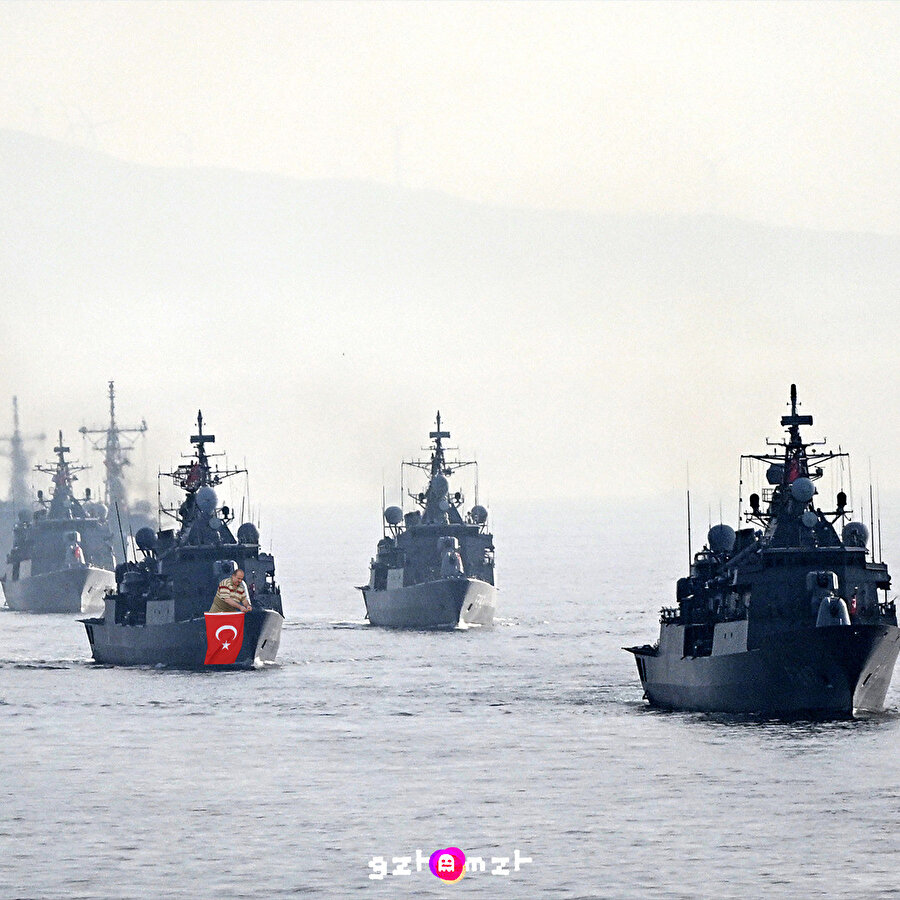 Türk donanmasının İstanbul Boğazı’ndan geçişine eşlik eden birileri var