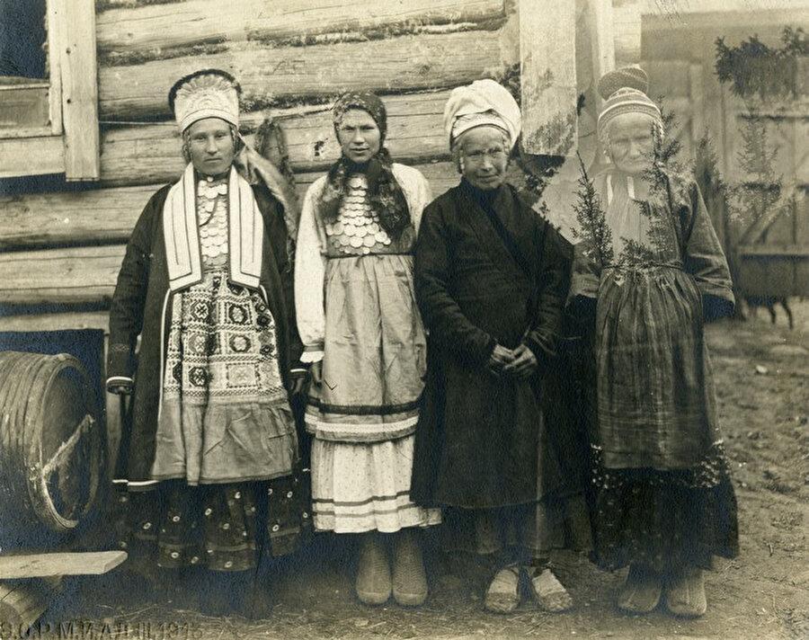 Kreşinlerin temel kültür özellikleri birçok yönden Tatarlar ile ortaklık arz etmektedir.
