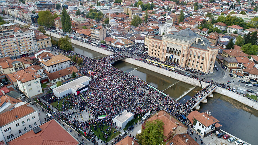 Bosna Hersek'in başkenti Saraybosna'da binlerce kişi, İsrail'in Gazze'ye yönelik saldırılarını protesto etmek için bir araya geliyor.