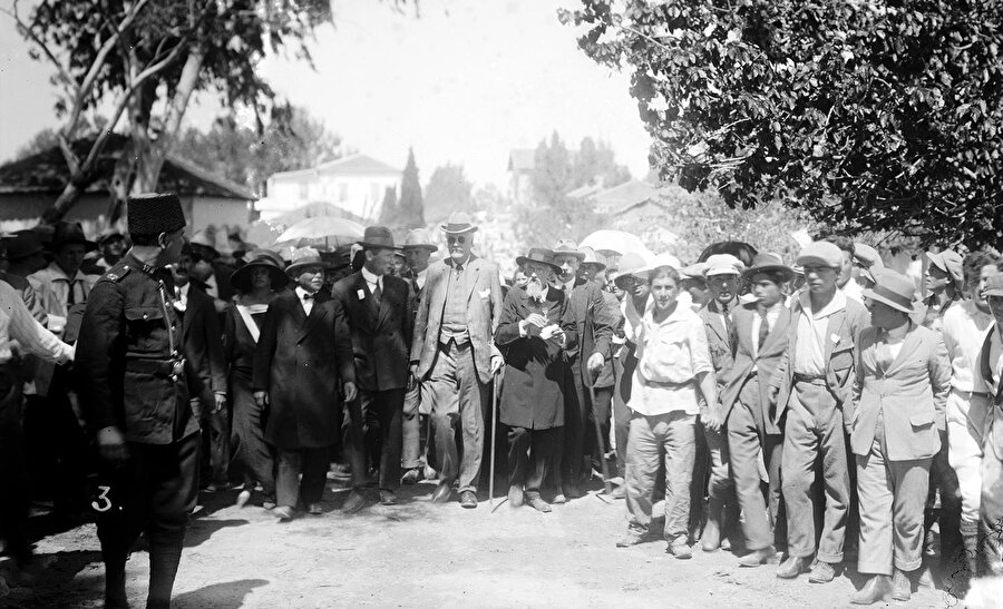 Balfour, Filistin topraklarındaki Yahudi kolonilerini ziyaret ediyor, 1925.