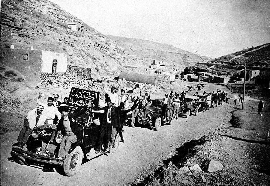 Arap protestocular, 1936'da Balfour Deklarasyonu'na karşı gösteri yapmak üzere Ürdün'ün başkenti Amman'a gidiyor. Pankartlarda "Araplar için Filistin" ve "Vatanımız inancımızdır ve tam özgürlük bizim hayatımızdır" yazıyor.