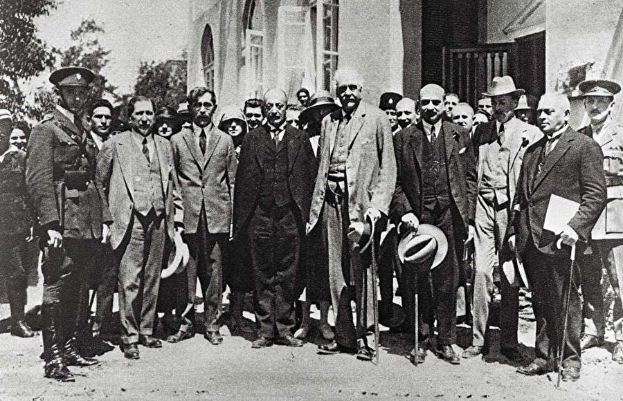 Eski İngiltere Başbakanı Arthur Balfour (ortada) ve ilk İsrail’in gelecekteki ilk cumhurbaşkanı Chaim Weizmann (sağdan üçüncü), Tel Aviv'i ziyaret ediyor, 1925.