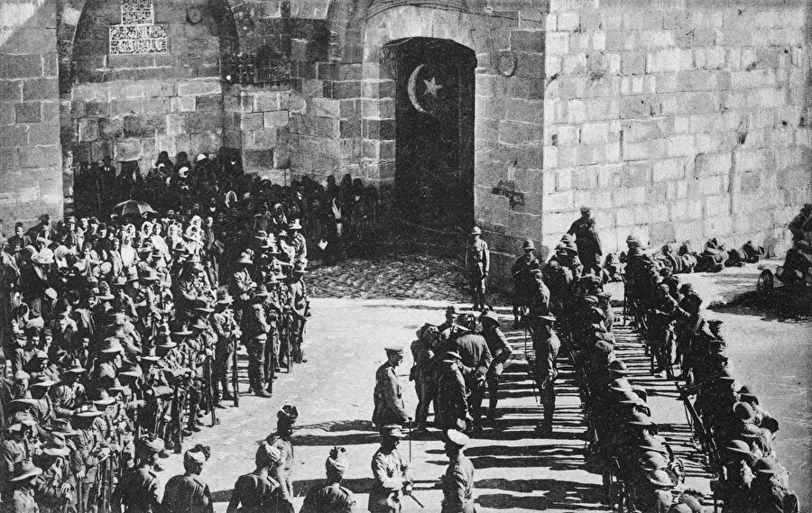 11 Aralık 1917'de İngiliz komutan Edmund Henry Allenby, El Halil Kapısı'ndan yürüyerek Kudüs'e giriş yaptı. 1516'nın son günlerinde başlayan Osmanlı hâkimiyeti, 401 yılın ardından böylece resmen sona ermiş oluyordu.