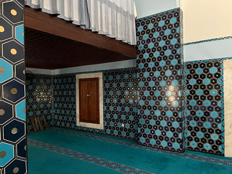 Antalya Karakaş Camii iç duvar seramikleri. Fotoğraf: Uluç Algan 