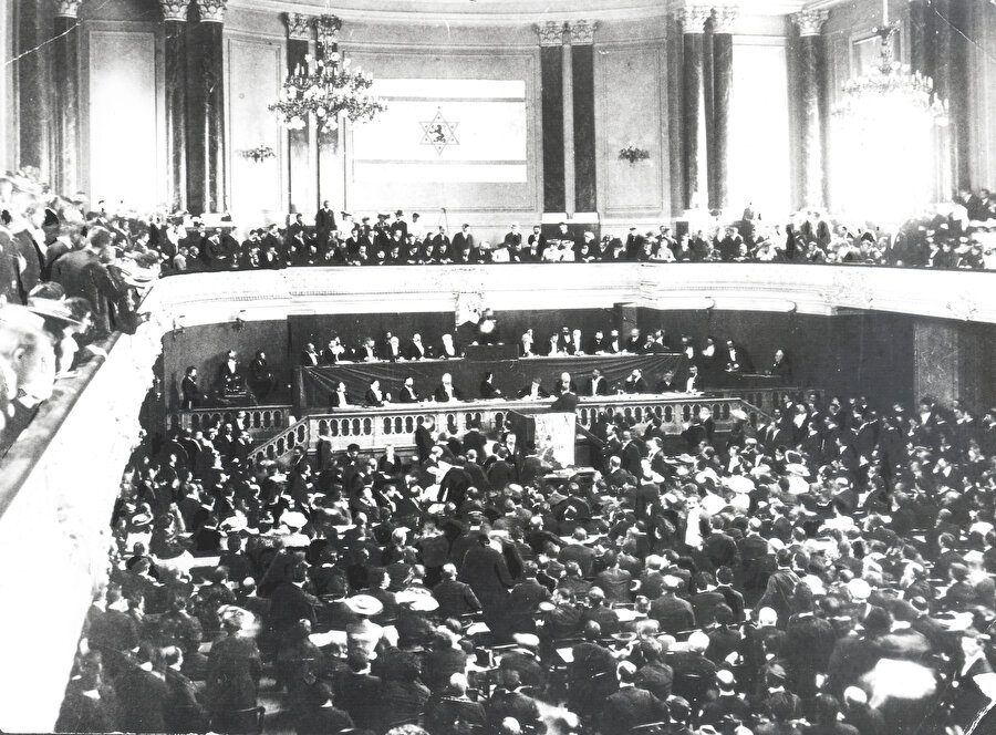 1897’de Theodor Herzl liderliğindeki modern dönem Siyonizm, İsviçre’nin Basel şehrinde büyük bir konferansla başladı.
