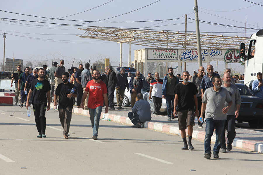 İsrail'in sınır dışı ettiği binlerce Filistinli işçi Gazze'ye ulaştı.