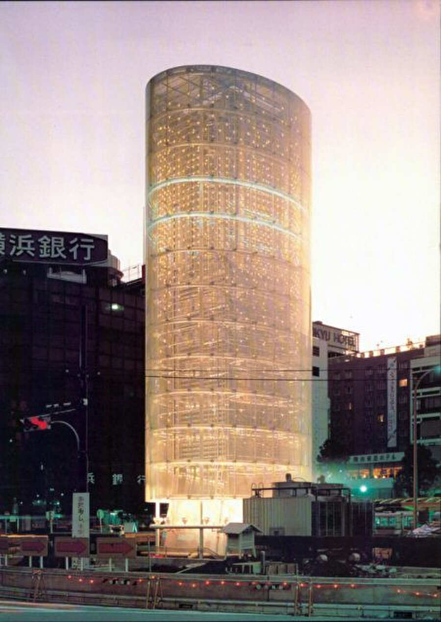 Toyo Ito’nun mimariye yaklaşımını gösteren en belirgin örneklerden Rüzgâr Kulesi, 1986’da Japonya Nishi-ku’da inşa ediliyor.nn