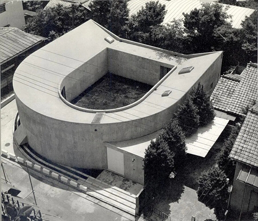Toyo Ito’nun önemli yapıtlarından ve en erken eserlerinden biri olan Tokyo’da bulunan Beyaz U Evi, Tokyo, Japonya. 