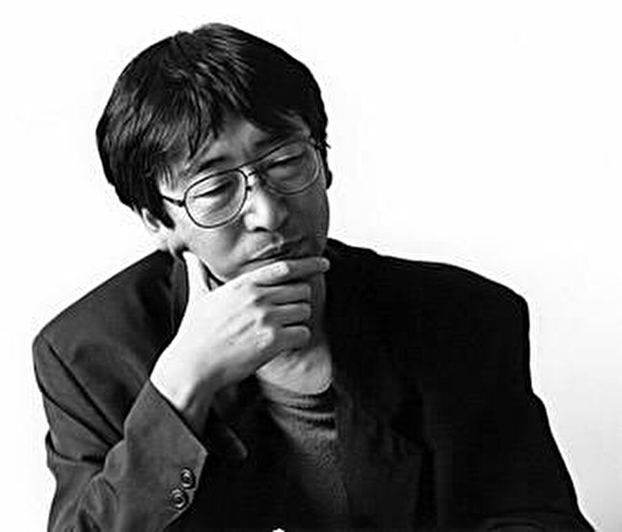 Toyo Ito, fiziksel ve sanal dünyaların aynı anda ifade edilmeye çalışıldığı kavramsal mimari ile tanınıyor.nn