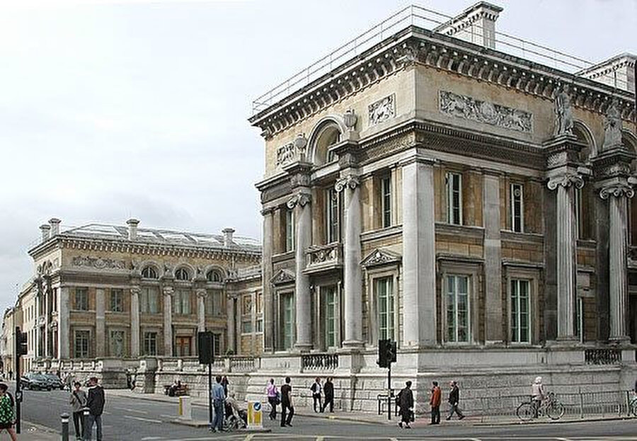 1683’te açılan dünyanın ilk müzesi: Ashmolean Müzesi (Oxford Üniversitesi’nin çatısı altında açıldı.) 