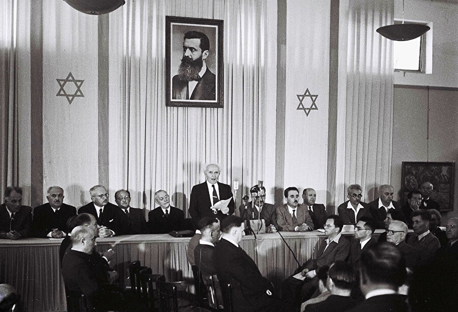 İsrail'in ilk başbakanı ve İsrail Devleti'nin kurucusu David Ben-Gurion, İsrail Devleti'nin Kuruluş Bildirgesi'ni okurken.n