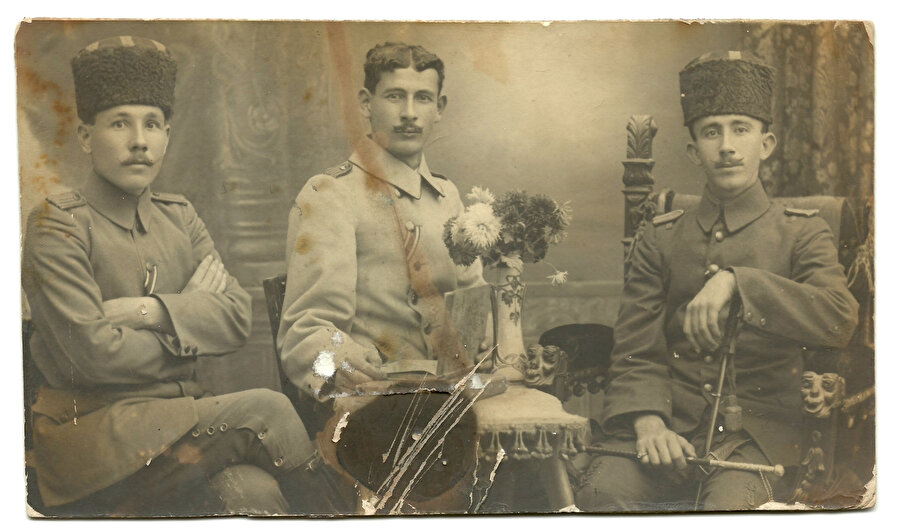 (Sağdan sola) Emîn el-Hüseynî ile yeğenleri İbrahim Said el-Hüseynî ve İshak Derviş, Osmanlı ordusunda askerlik yaparken, 1914-1917 yılları.