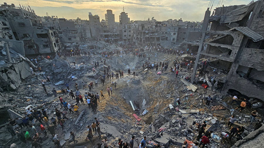 Gazze Şeridi’nde 7 Ekim’den bu yana insan yapımı en büyük felaketlerden biri yaşanıyor. İsrail’in bombardımanı bir an olsun kesmediği Gazze’ye hâlâ insanî yardım girmediği gibi BM ve büyük çağlı uluslararası kuruluşlar da ateşkes çağrısı yapmış değil.