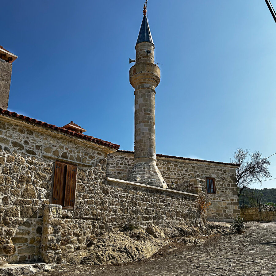 Köy camisi. Fotoğraf: Birsen Uzun Aydın 