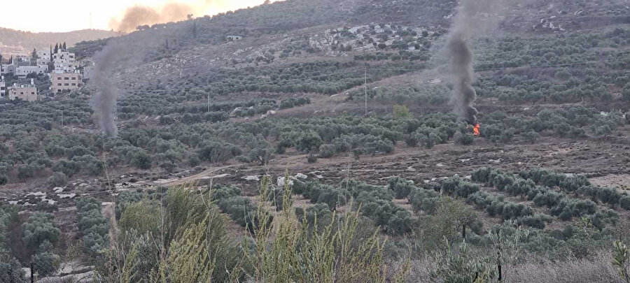 Batı Şeria'nın kuzeyindeki Burin köyünün dışında Filistinli zeytin yetiştiricilerine yönelik düzenlenen saldırı sırasında Filistinlilerin mülkleri fanatik yerleşimciler tarafından yakılıyor, 25 Ekim 2023.