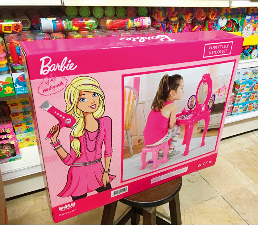 Barbie filmindeki sapkın görüşler bir yana oyuncağı özellikle kız çocuklarının makyaja özendirilmesi konusunda kozmetik sektörünün koçbaşı gibi çalışıyor