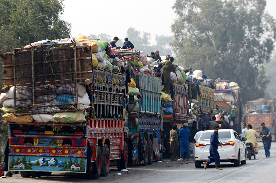 Pakistanlı yetkililere göre, ülkede çoğu Afgan 1,7 milyondan fazla düzensiz göçmen bulunuyor.