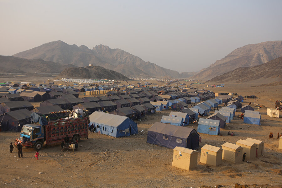 Belucistan ile Hayber Pahtunhva eyaletlerinde, dönenlerin kalması için kamplar kuruldu.