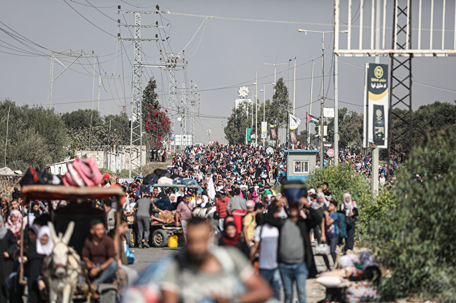 Filistinlilerin Gazze Şeridi'nin orta ve güney kesimlerindeki bölgelere göçü devam ediyor, 9 Kasım 2023.