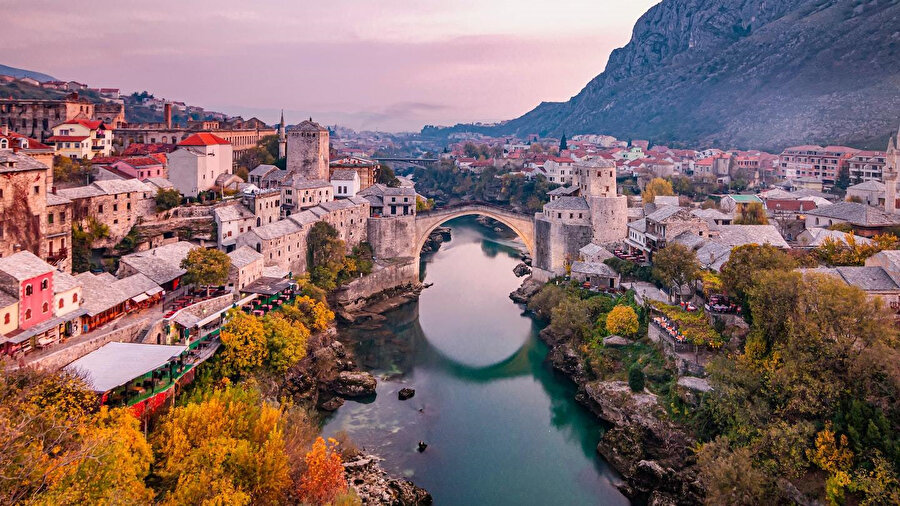 Neretva Nehri'nin gerdanlığı Mostar Köprüsü.