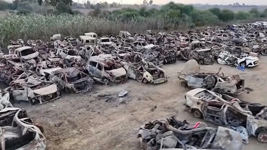 Dron görüntüleri, müzik festivali alanına katılanların araçlardaki bu hasarın Hamas silahlarıyla yapılamayacağını ortaya çıkarmıştı.