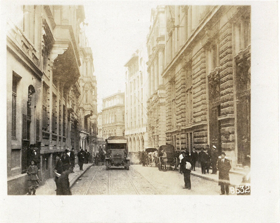Neoklasizm etkisiyle inşa edilen Galata Bankalar Caddesi’nden bir fotoğraf, Kaynak: Salt Araştırma arşivi. 