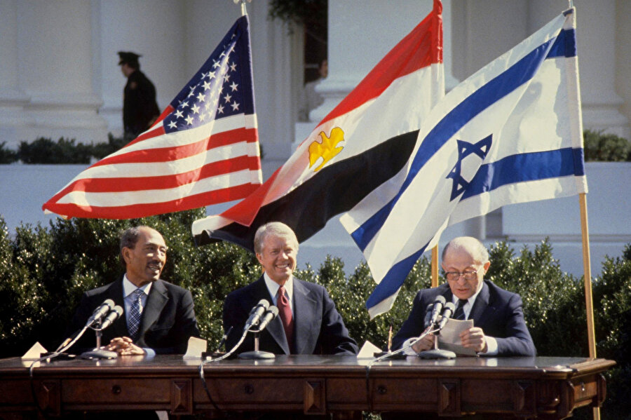 Sedat ile Begin 26 Mart 1979'da Washington'da resmî Mısır-İsrail anlaşmasını imzaladılar. Ertesi yıl iki ülke birbirlerine büyükelçi gönderdi ve İsrail Sina'dan çekilme hazırlıklarına başladı.
