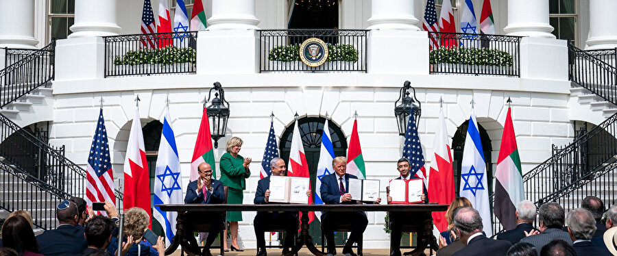 İsrail, BAE ve Bahreyn arasındaki diplomatik ilişkileri normalleştiren Abraham Anlaşmaları, eski ABD Başkanı Donald Trump'ın Beyaz Saray'da düzenlediği resmî bir törenle imzalandı.