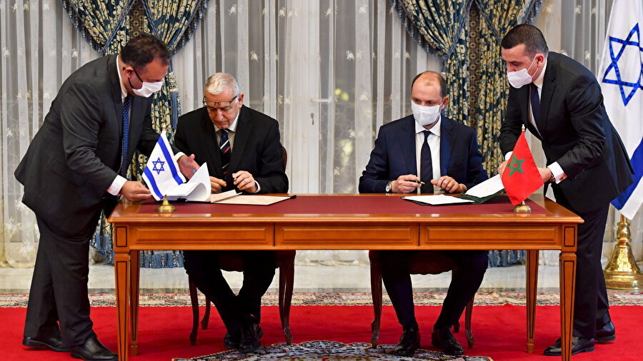 İsrail ile Fas arasında normalleşme anlaşması, Fas Kralının yanı sıra Donald Trump'ın damadı Jared Kushner başkanlığındaki İsrail heyetinin huzurunda Rabat'ta imzalandı.