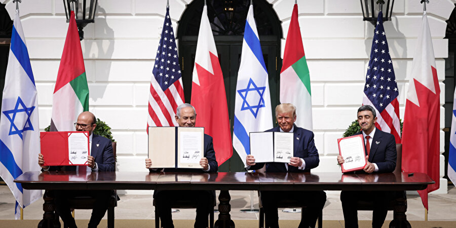 (Soldan sağa) Dışişleri Bakanı Abdullatif el-Zayani, İsrail Başbakanı Benyamin Netanyahu, ABD Başkanı Donald Trump ve BAE Dışişleri Bakanı Abdullah bin Zayed el-Nahyan, Abraham Anlaşmaları’nı imzalarken, 15 Eylül 2020.