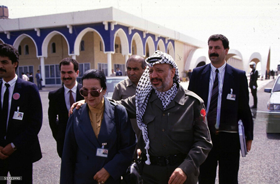 Arafat, ablası İnam'la birlikte Cezayir'de, 23 Nisan 1987.