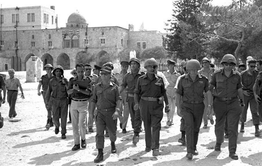 İsrail ordusu, 6 Gün Savaşları'yla birlikte soluğu eski şehrin surları içinde ve Mescid-i Aksâ’da almıştı.