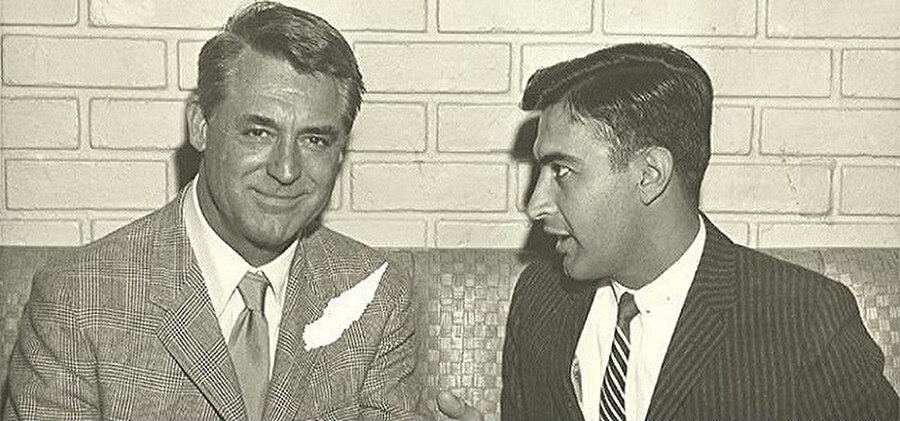 Akkad, Uluslararası yıldız Cary Grant ile birlikte.