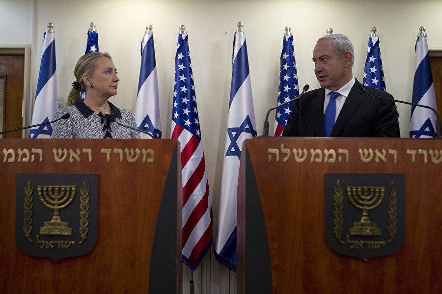 ABD Dışişleri Bakanı Hillary Clinton ateşkesi teşvik etmek amacıyla Kudüs’e giderek İsrail Başbakanı Benyamin Netanyahu ile görüştü, 20 Kasım 2012.