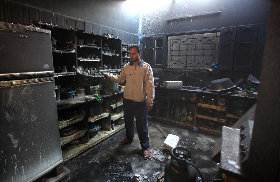 İsrail'in hava saldırılarından sonra evini kontrol eden bir Filistinli, 15 Kasım 2012.