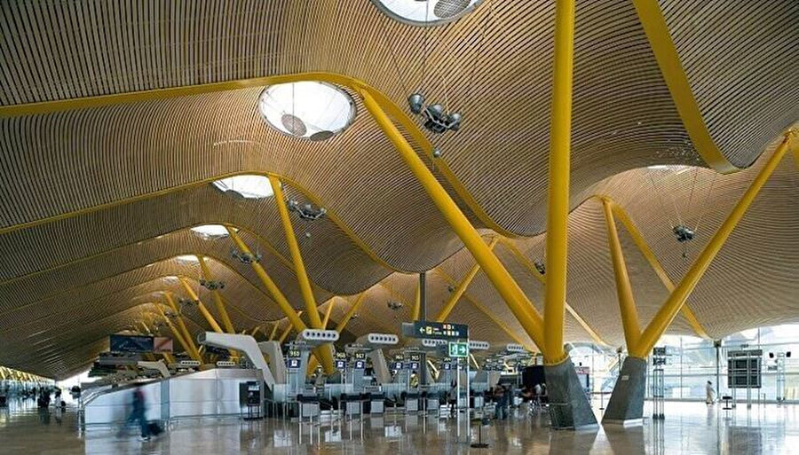 Terminalin parlak renkli merkezi sütunlar üzerinde desteklenen bambu kaplı çatısı, mekânın doğal ışıktan olabildiğince yararlanmasını sağlıyor. Işığın kullanımı bu projeye Stirling Ödülü kazandırıyor.
