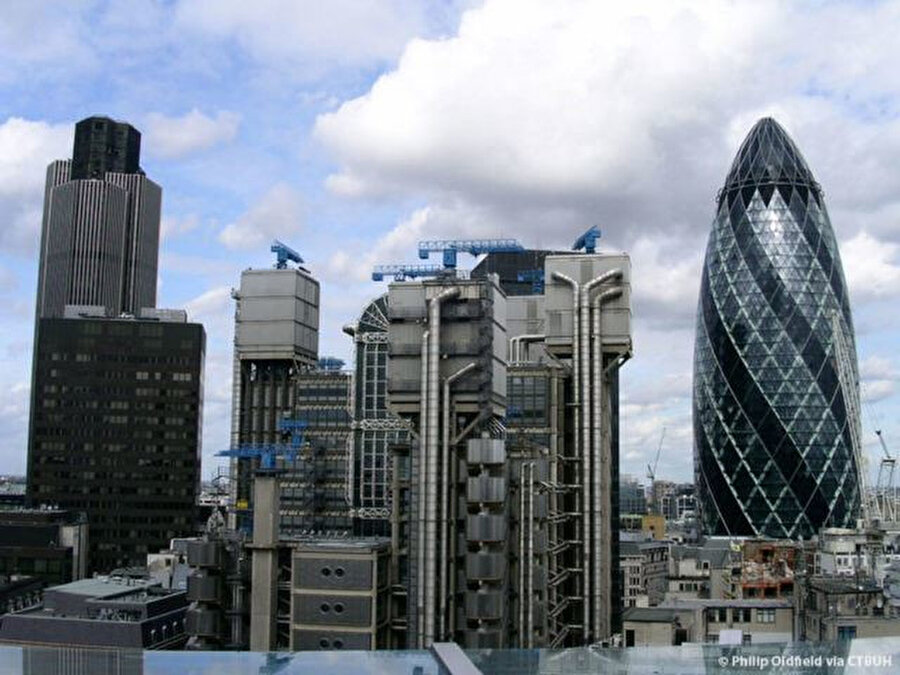 Etraftaki eski binaların aksine, son derece teknolojik bir mimari estetiğe sahip Lloyd’s of London Binası, Londra’nın finans bölgesine yeni bir mimari dil kazandırıyor. 