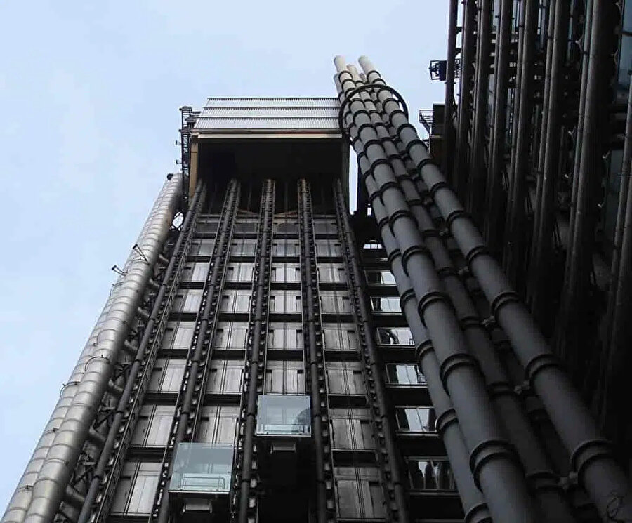 Centre Pompidou’dakine benzer şekilde bu binada da servis fonksiyonları binanın içerisinden çıkarılıp cepheye yerleştiriliyor.