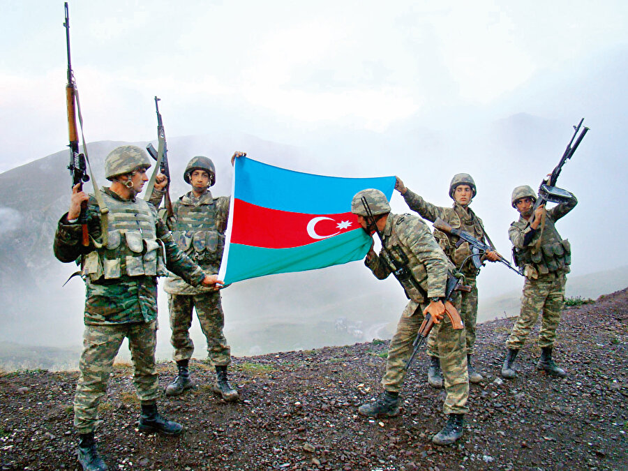Azerbaycan ordusu, silah bırakmamakta direnen teröristlere kararlarını gözden geçirmeleri için son uyarıları yaparken 22 Eylül günü askerler bölgede ardı ardına mühimmat depoları buluyor,