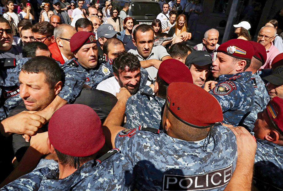 Ermeniler Paşinyan’ın istifasını talep etmek için Erivan’da protesto gösterisi düzenledi.