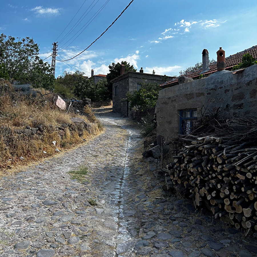 Büyükhusun Köyü’nün eğimli sokakları. Fotoğraf: Birsen Uzun Aydın 