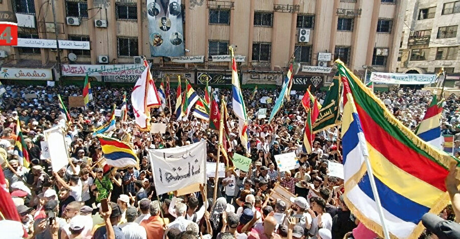 12 yıldır iç savaşla boğuşan Suriye’de son dönemde şaşırtan bir hareketlilik yaşanıyor.